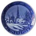 Det snoede spir på Vor Frelser Kirke har selskab af storbyens rygende skorstene på den smukke platte fra 1917.  Pr-foto 