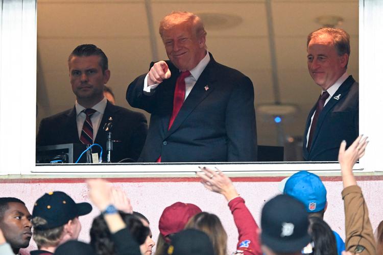 Præsident Donald Trump var søndag gæst hos Washington Commanders-ejer Josh Harris (th.) under kampen mod Detroit Lions.  Foto: John Mcdonnell/Ritzau Scanpix