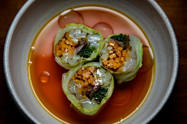 De koreanske ssam-wraps med fermenterede grøntsager, ansjoser og blæksprutter lå i en saft af fermenterede rødbeder. Den var så lækker, at anmelderen drak resten, da rullerne var spist.    Foto: Martin Lehmann