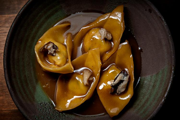 Som små avisbåde sejlede fire udgaver af den koreanske dumpling mandu rundt i en sø af umami.  Foto: Martin Lehmann