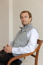 32-årige Mikkel Agersnap har 99.000 følgere på sin Instagramkonto 'cand.merc.memes', hvor han gør tykt grin med tendenser i tiden, herunder særligt hvad det gør ved ungdommen, at en eksklusiv skare bor i forældrekøbte lejligheder på Nørrebro, mens resten hutler sig igennem i midlertidigt fremlejede værelser.    Foto: Miriam Dalsgaard