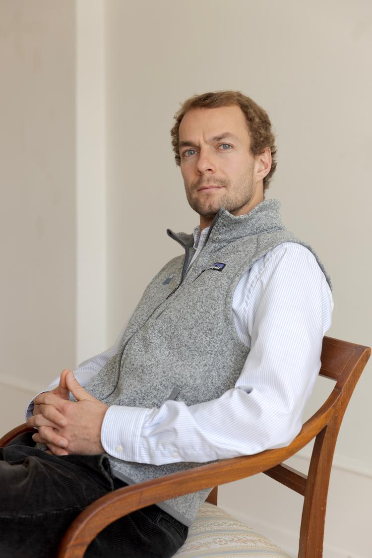 32-årige Mikkel Agersnap har 99.000 følgere på sin Instagramkonto 'cand.merc.memes', hvor han gør tykt grin med tendenser i tiden, herunder særligt hvad det gør ved ungdommen, at en eksklusiv skare bor i forældrekøbte lejligheder på Nørrebro, mens resten hutler sig igennem i midlertidigt fremlejede værelser.    Foto: Miriam Dalsgaard