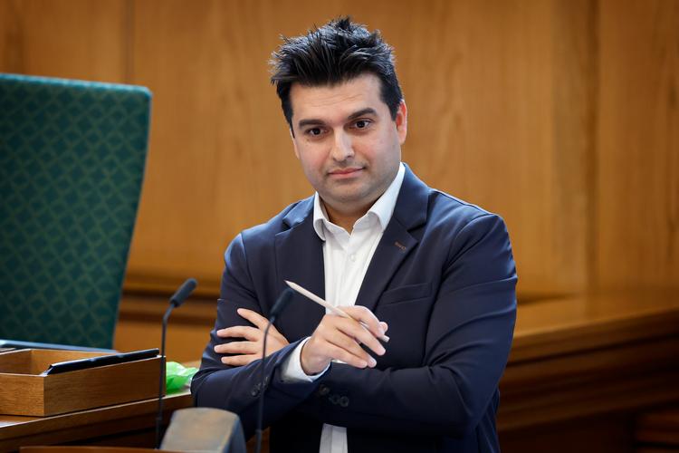     Moderaternes indfødsretsordfører, Mohammad Rona,  beskyldes af Enhedslisten og Socialdemlokratiet for kovending i synet på unge og statsborgerskab. Her er han ved Folketingets åbningsdebat. 

 Foto: Jens Dresling