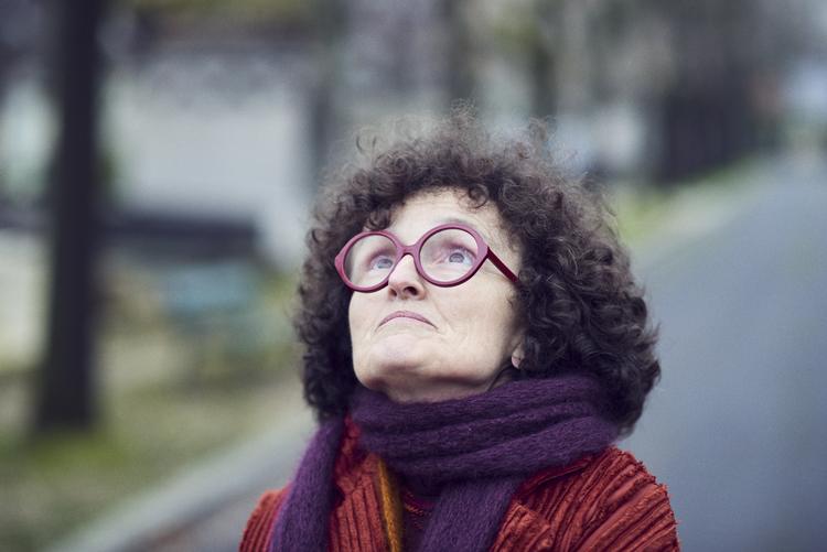 Marie-Hélène Lafon (f. 1962) voksede op på en bondegård i Frankrig, men bor og arbejder i dag i Paris. På dansk har vi tidligere fået den lille, magiske 'En søns historie'. Foto: Arnaud Delrue