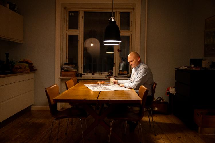 Dagen begynder med kaffe og avislæsning inden turen går mod morgenmylderet ved Herlev Station. Foto: Vikki Søholm