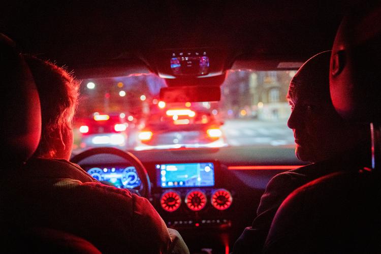 Lars Gaardhøj bruger i disse uger mange timer på landevejen i kampagnebilen, som hans medarbejder Oscar Pallisgaard kører. Foto: Vikki Søholm