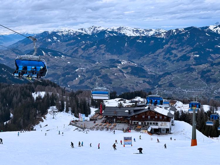 Alpendorf er en del af skiområdet Snow Space Salzburg, der byder på 210 kilometer pister, de fleste i en sværhedsgrad af blå eller rød. 