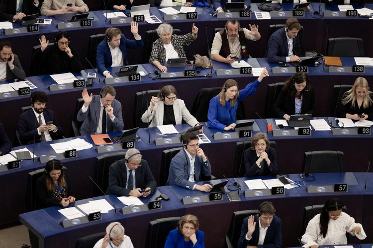 Arkivbillede af Kira Marie Peter-Hansen (i blå trøje) på arbejde i parlamentet. Torsdag stemte hun imod en lovpakke om afbureaukratisering, der blandt andet slækker på kravene til virksomheder om, hvordan de holder øje med og aflægger rapport om bæredygtighed. Foto: Thomas Borberg/Ritzau Scanpix