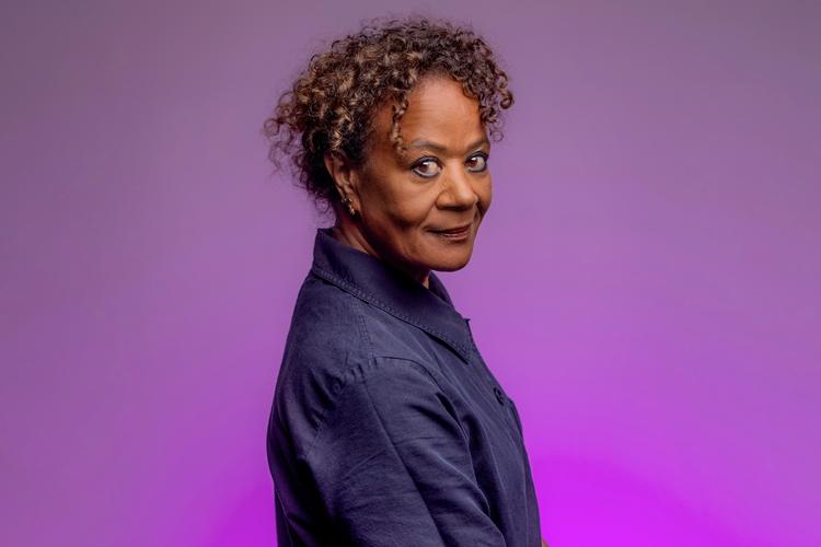 ’Hvorfor er lykken’ vil lidt af det hele, heriblandt træde ind i trenden af bøger, der skildrer kvindens overgangsalder. Foto: Sara Galbiati