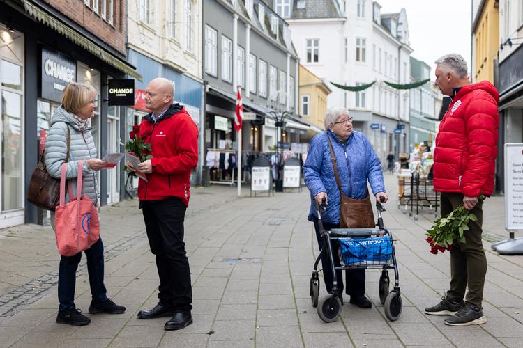 Lars Gaardhøj (tv.) møder vælgerne på gågaden i Nakskov. Også Lollands borgmester Holger Schou Rasmussen (th.) er ude og føre valgkamp. Foto: Vikki Søholm
