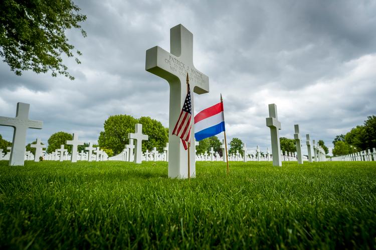 For 81 år siden stod soldater fra den fremrykkende amerikanske hær på en mark ved Margraten i det sydlige Holland og tog de første spadestik til en kirkegård. Hen over den lange vinter og det efterfølgende forår blev marken forvandlet til en af de største amerikanske kirkegårde i Europa. Foto: Marcel Van Hoorn/Ritzau Scanpix