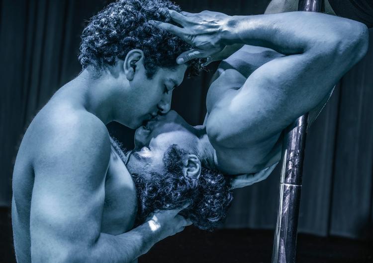 Var der nogen, der sagde Spiderman? Imamens søn Younes svinger sig gazelleagtigt i strippersangen, mens Zakarias bliver forelsket. Men en dag går det galt. Pr-foto: Karoline Lieberkind