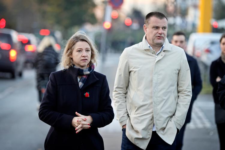 Overborgmester Lars Weiss (S) er blevet pålagt at sende et brev, der kritiserer kontanthjælpsreformen, til partifællen  Sophie Hæstorp Andersen, der i dag er social- og boligminister. Her ses de under valgkampen i 2021.  Foto: Jens Dresling