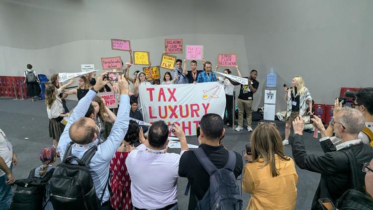 Young activists demonstrated Thursday at the COP30 climate summit in Belém. They demanded a tax on private jet flights and the most expensive airline tickets. The money should go to green transition. Foto: Magnus Bredsdorff