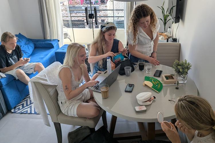 Det eneste rum ud over soveværelset i lejligheden, som de seks aktivister deler. Elise Sydendal sidder ved bordet til venstre med Nicole Pemberton i midten, Selma de Montgomery til højre og Sigrid Skou Hansen i bunden af billedet. Foto: /Magnus Bredsdorff