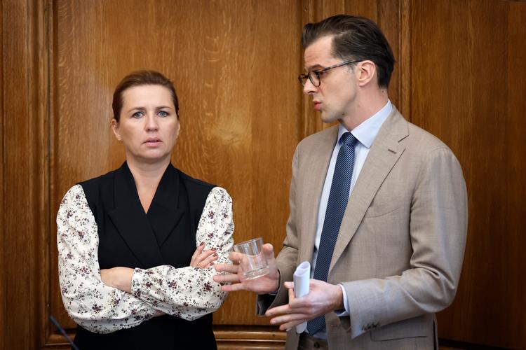 Få dage før kommunalvalget forsøger statsminister Mette Frederiksen (S) at sætte et angreb ind på Liberal Alliances partileder Alex Vanopslagh. Han kalder det panik før lukketid.   Foto: Jens Dresling