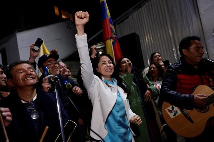 Modstandere af at tillade udenlandske militærbaser i Ecuador reagerer efter de første resultater går i deres retning. Foto: Karen Toro/Ritzau Scanpix