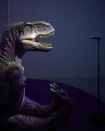 En dinosaur synger karaoke fra fortiden om længsel og kærlighed i Monira al Qadiris værk fra 2022, 'Seismiske sange'. Den olie, vi borer op af undergrunden, er lavet af fortidens biologiske materiale. En dinosaur for eksempel.  Pr-foto: Anders Sune Berg 