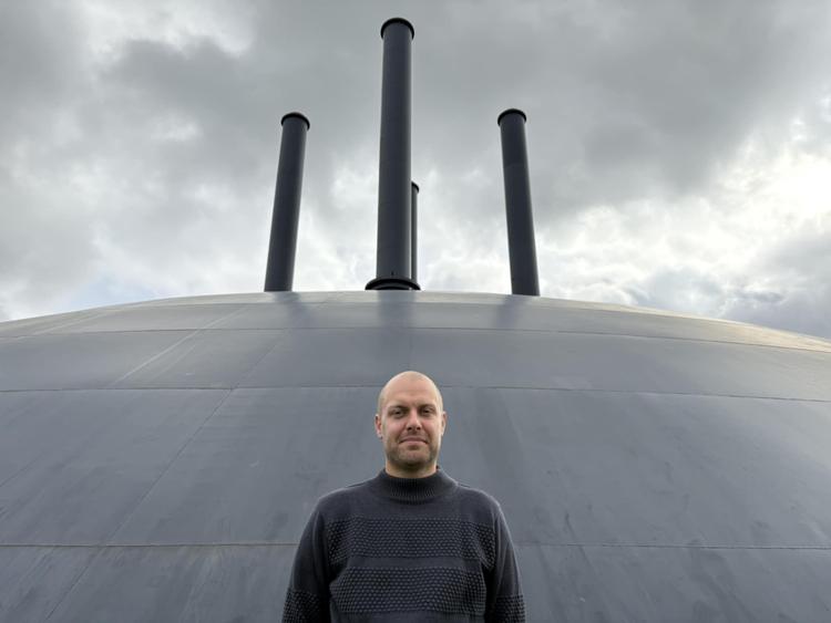 I Herning gør man det, man selv vil. Om det er at købe et nyt køkken, ny bil eller nyt bad. Det prøver Christoffer Heide Høyer at holde af. Foto: Pr-foto: DR