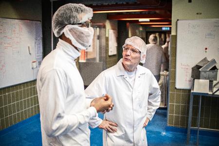 Mejerist-uddannelsen er meget eftertragtet, bl.a. fordi startlønnen er høj, og fordi den er alsidig, forklarer Knud Erik Mortensen: »Hele uddannelsen drejer sig jo om én råvare, mælken, men vi kan lave alt muligt ud af den – pulver, ost, ymer, yoghurt, smør, you name it«. Foto: Janus Engel