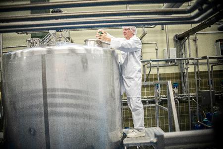 Knud Erik Mortensen er med egne ord en »erfaren herre«, der har arbejdet på Kold College, der udbyder forskellige erhvervsuddannelser, siden 1991. Han er oprindeligt uddannet som kemiingeniør ved Syddansk Universitet og har specialiseret sig i meget af det komplicerede udstyr, man bruger som mejerist.  Foto: Janus Engel/Janus Engel