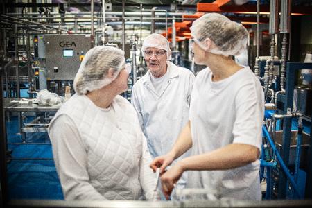 »Man kan tydeligt mærke, hvor meget han brænder for at være lærer. Han har en enorm viden, som han deler gavmildt ud af. Og så er han meget livlig i sin måde at undervise på«, siger 25-årige Anni Skovgaard, th., om sin underviser, Knud Erik Mortensen. Foto: Janus Engel