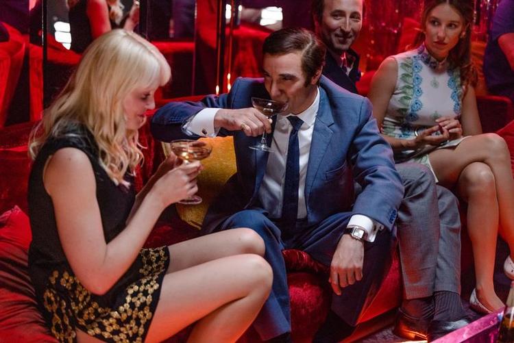 Charles Aznavour (Tahar Rahim) sammen med den svenske fotomodel Ulla Thorsell (Petra Silander), der blev hans tredje hustru og musen bag bl.a. den uopslidelige romantiske slager 'She'.   Foto: Filmbazar