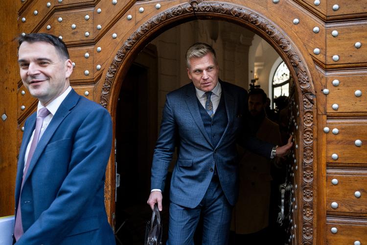 Stifteren af Motoristerne, Filip Turek, ses til højre i dette billede. Han er i spil som Tjekkiets kommende udenrigsminister. Til venstre ses partiformand Petr Macinka, der kan være på vej ind i Miljøministeriet. Foto: Ondrej Deml/Ritzau Scanpix