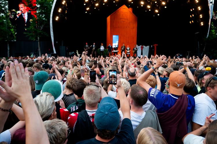 Både folk, der selv ofte spiller på et instrument, og folk, der ofte lytter til musik, nedsætter risikoen for demens, viser ny australsk forskning. Her er det Benjamin Hav & Familien, der spillede på Smukfest i august.    Foto: Anthon Unger