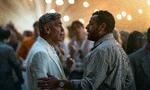 Filmstjernens og managerens transaktionelle venskab bliver sat på en prøve under den italienske sol. George Clooney (tv.) og Adam Sandler (th.).  Foto: Peter Mountain/Netflix