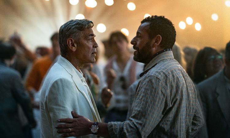 Filmstjernens og managerens transaktionelle venskab bliver sat på en prøve under den italienske sol. George Clooney (tv.) og Adam Sandler (th.).  Foto: Peter Mountain/Netflix