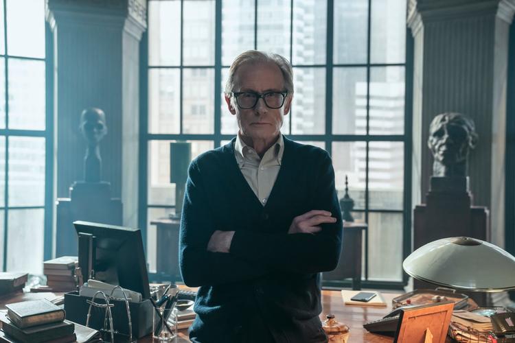 Bill Nighy spiller psykiateren Lazarus, der angiveligt tager livet af sig selv, om end det ligner ham dårligt. Pr-foto: Prime Video