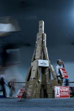 Som hvis Eiffeltårnet var konstrueret af papkasser, så skrøbeligt står Paris-aftalen ifølge en aktion, en gruppe aktivister har arrangeret i forbindelse med COP30 i Belem i Brasilien.  Foto: Adriano Machado/Ritzau Scanpix