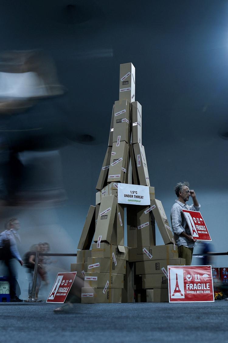 Som hvis Eiffeltårnet var konstrueret af papkasser, så skrøbeligt står Paris-aftalen ifølge en aktion, en gruppe aktivister har arrangeret i forbindelse med COP30 i Belem i Brasilien.  Foto: Adriano Machado/Ritzau Scanpix