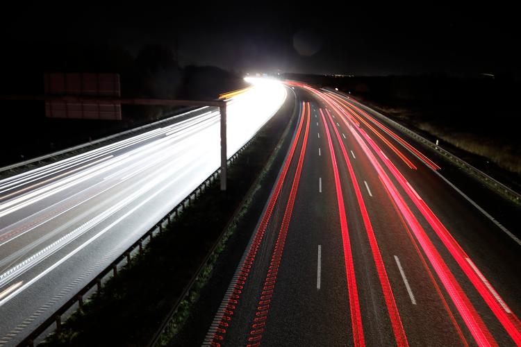 Siden 1. juli har det været et krav, at man skal køre på egnede dæk i vintervejr. Her er det billygterne fra morgentrafikken på Køgebugt Motorvejen ved Solrød. Foto: Jens Dresling