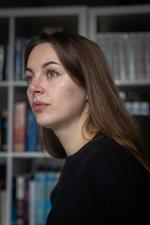 »Når man tænder for nyhederne, er der så meget frygt. Jeg kan gå til Bibelen, når det hele er for meget«, siger Mie.​ Foto: Vikki Søholm