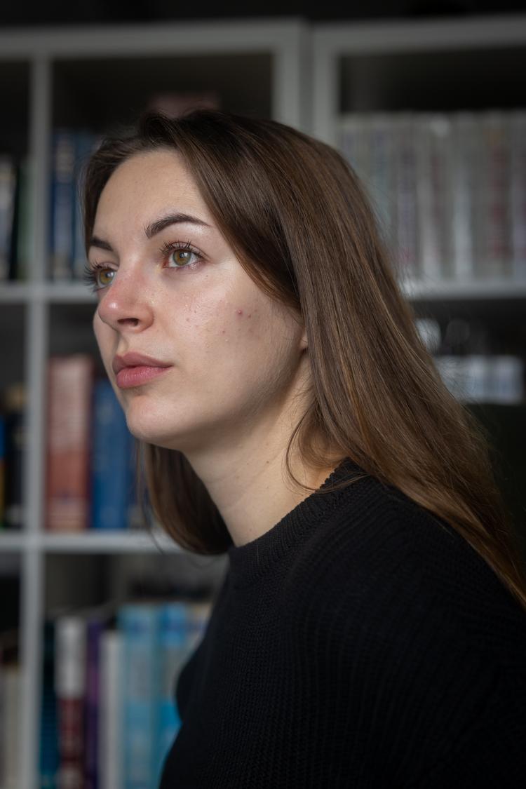 »Når man tænder for nyhederne, er der så meget frygt. Jeg kan gå til Bibelen, når det hele er for meget«, siger Mie.​ Foto: Vikki Søholm