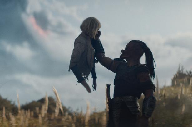 En rocker-alien med rastahår og en snakkende androides overkrop i hånden viste, hvorfor åndssvagt kan være lig med en fantastisk filmoplevelser. Foto: Disney Foto: Disney