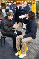 Grønt Marked. Julius(tv) og Alvild - begge 18 år - har købt en liter råmælk hver til 87 kroner. De har hørt om en norsk fodboldspiller, der drikker råmælk og får sin styrke derfra. Foto: Thomas Borberg