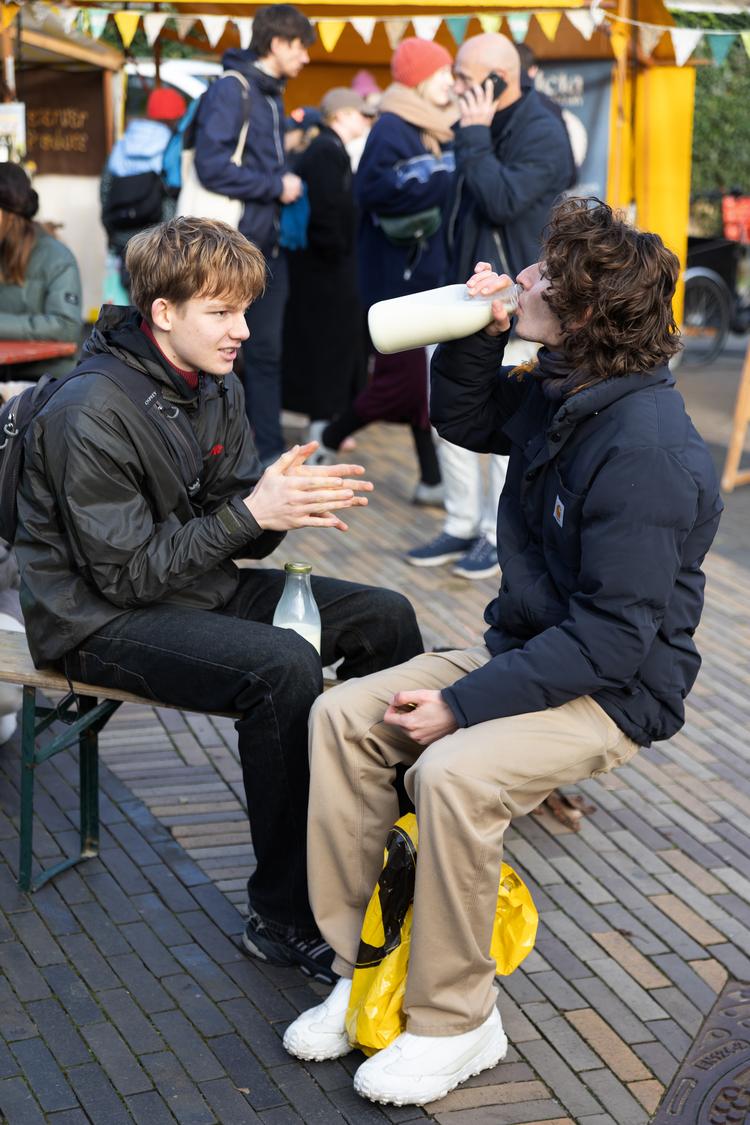 Grønt Marked. Julius(tv) og Alvild - begge 18 år - har købt en liter råmælk hver til 87 kroner. De har hørt om en norsk fodboldspiller, der drikker råmælk og får sin styrke derfra. Foto: Thomas Borberg