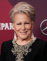 Man må gætte sig til resten af kostumeringen, men Bette Midler er fotograferet ved Kostumedesignernes Pris i 2023. Foto: AP Photo/Chris Pizzello   Foto: Chris Pizzello/Ritzau Scanpix