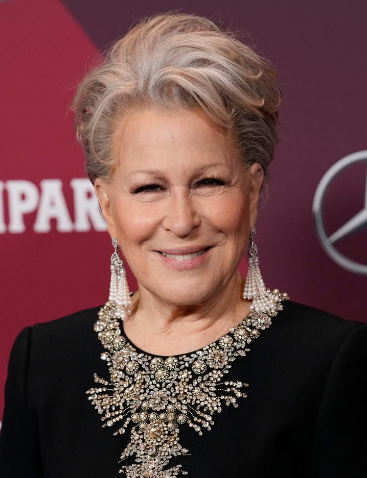Man må gætte sig til resten af kostumeringen, men Bette Midler er fotograferet ved Kostumedesignernes Pris i 2023. Foto: AP Photo/Chris Pizzello   Foto: Chris Pizzello/Ritzau Scanpix