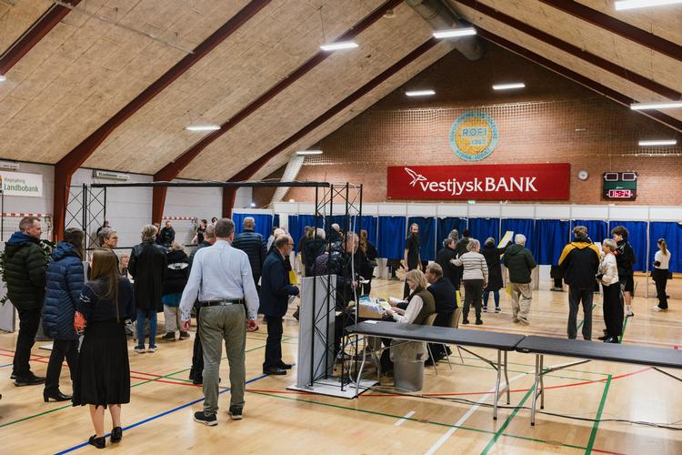 1.148 personer stiller op til regionsrådsvalget i år. Her er der kø til stemmeboksene i Ringkøbing-Skjern Kommune.  Foto: Peter Maunsbach