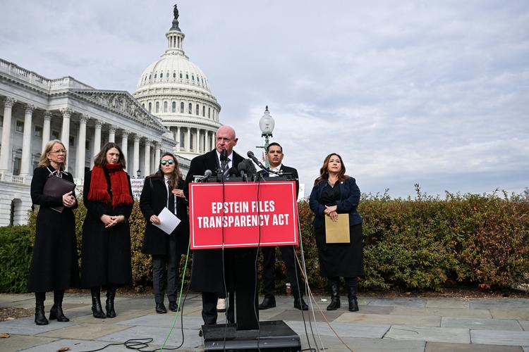 Den demokratiske senator Mark Kelly taler udenfor Capitol Hill  tirsdag, hvor han appellerede til, at alle filer om Epstein-sagen frigives.  Foto: Annabelle Gordon/Ritzau Scanpix