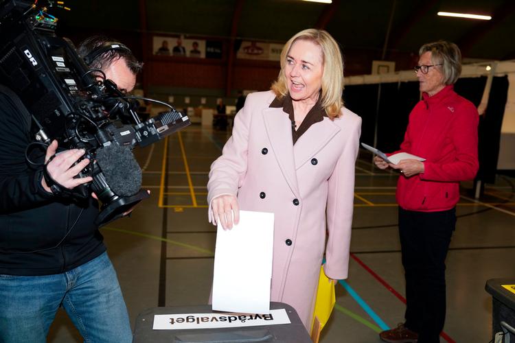 De Konservatives partiformand Mona Juul stemte på Stensballeskolen i Horsens til kommunalvalget. Foto: Claus Fisker/Ritzau Scanpix