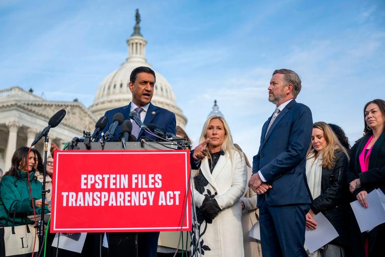 Medlemmer af Repræsentanternes Hus fra demokraterne Ro Khanna holder pressemøde med republikanerne Marjorie Taylor Greene og Thomas Massie om Epstein-filerne foran i den amerikanske kongresbygning i Washington, DC, 18. november 2025 Foto: Daniel Heuer/Ritzau Scanpix
