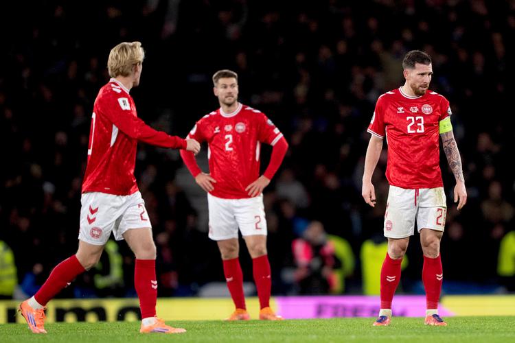 Skuffelsen stod malet i ansigterne på  de danske spillere efter ydmygelsen i Skotland. Her ses Pierre Emile Højbjerg, Joachim Andersen og Mika Biereth reagerer efter skotsk scoring i slutningen.  Foto: Bo Amstrup/Ritzau Scanpix