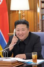 Nordkoreas statsleder, Kim Jong-un, taler i telefon med sin nye ven, Ruslands præsident, Vladimir Putin. Nordkoreanske soldater har kæmpet side om side med russerne i Ukrainekrigen, og det har hjulpet Nordkorea ud af årtiers isolation. Foto: Kcna/Ritzau Scanpix