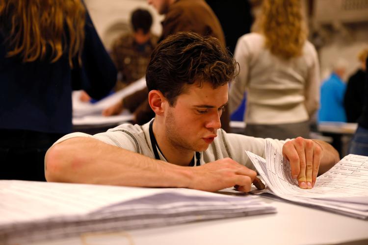 Der var fuldt fart på optælling af stemmer på valgaftenen. Men den officielle hjemmeside valg.dk havde problemer med at formidle korrekte tal. Foto: Jacob Ehrbahn