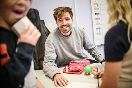 Homeroom teacher Kenneth Knudsen teaches math to Class 3B and keeps lessons as playful as possible—with role-play and hands-on workshop-style activities. Foto: Janus Engel/Janus Engel